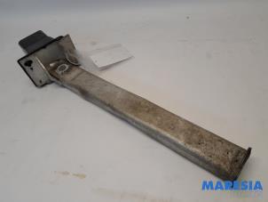 Used Front part support Peugeot 3008 I (0U/HU) 1.6 16V THP 155 Price € 25,00 Margin scheme offered by Maresia Parts