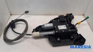 Usados Motor de freno de mano Peugeot 3008 I (0U/HU) 1.6 16V THP 155 Precio € 199,00 Norma de margen ofrecido por Maresia Parts