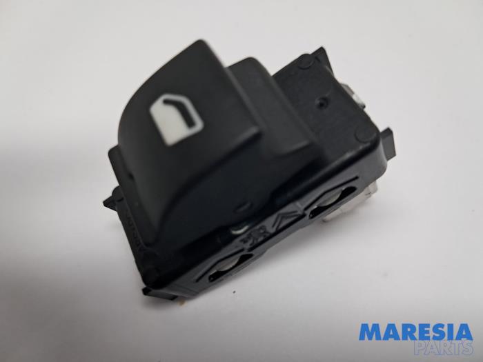 Usados Interruptor de ventanilla eléctrica Toyota ProAce 2.0 D-4D 122 16V Worker Precio € 18,15 IVA incluido ofrecido por Maresia Parts
