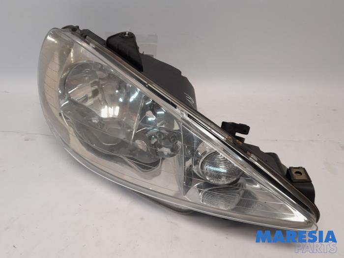 Używane Reflektor prawy Peugeot 206 SW (2E/K) 1.6 16V Cena € 30,00 Procedura marży oferowane przez Maresia Parts