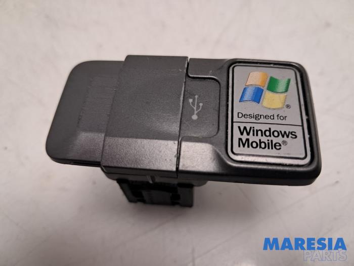 Używane Wtyczka USB Fiat 500 (312) 1.2 Cena € 25,00 Procedura marży oferowane przez Maresia Parts