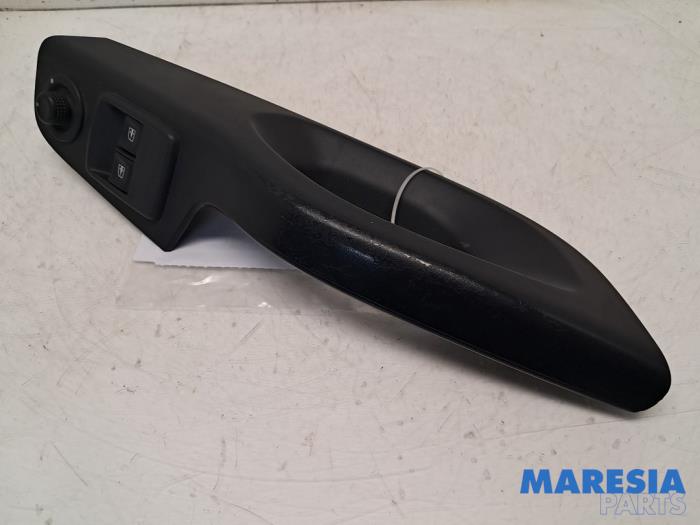 Usados Interruptor combinado de ventanillas Opel Vivaro 1.6 CDTI BiTurbo 140 Precio € 48,40 IVA incluido ofrecido por Maresia Parts