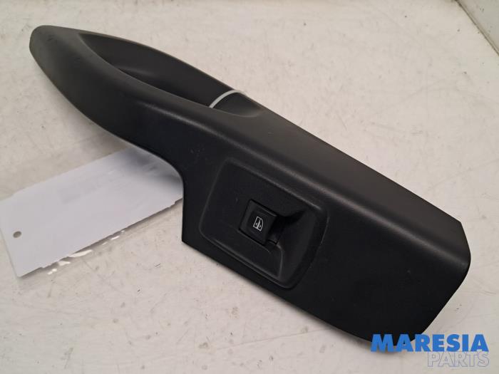 Usados Interruptor combinado de ventanillas Opel Vivaro 1.6 CDTI BiTurbo 140 Precio € 18,15 IVA incluido ofrecido por Maresia Parts
