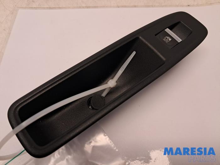 Usados Interruptor de ventanilla eléctrica Renault Arkana (RJLL) 1.6 E-Tech 145 16V Precio € 19,90 Norma de margen ofrecido por Maresia Parts