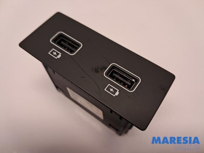 Begagnade USB-modul Renault Arkana (RJLL) 1.6 E-Tech 145 16V Pris € 29,95 Marginaltabell erbjuds av Maresia Parts