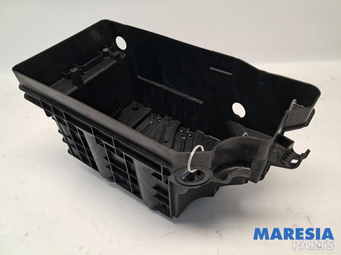 Begagnade Batterilåda Renault Arkana (RJLL) 1.6 E-Tech 145 16V Pris € 100,00 Marginaltabell erbjuds av Maresia Parts