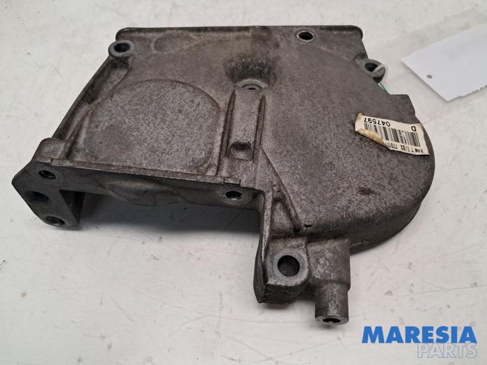 Usagé Couvercle de distribution Renault Scénic II (JM) 1.6 16V Prix € 35,00 Règlement à la marge proposé par Maresia Parts