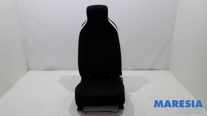 Używane Fotel prawy Renault Zoé (AG) R90 Cena € 152,25 Procedura marży oferowane przez Maresia Parts