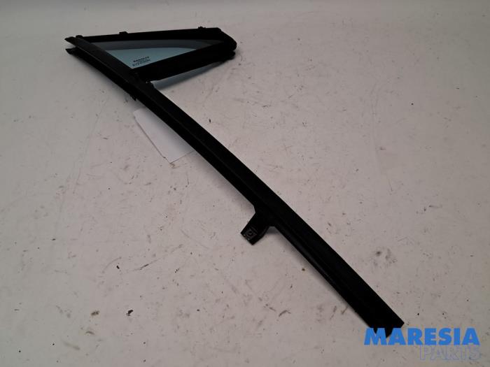 Usados Ventanilla triangular derecha delante Renault Zoé (AG) R90 Precio € 60,00 Norma de margen ofrecido por Maresia Parts