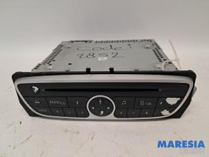 Usados Reproductor de CD y radio Renault Scénic III (JZ) 1.4 16V TCe 130 Precio € 60,00 Norma de margen ofrecido por Maresia Parts