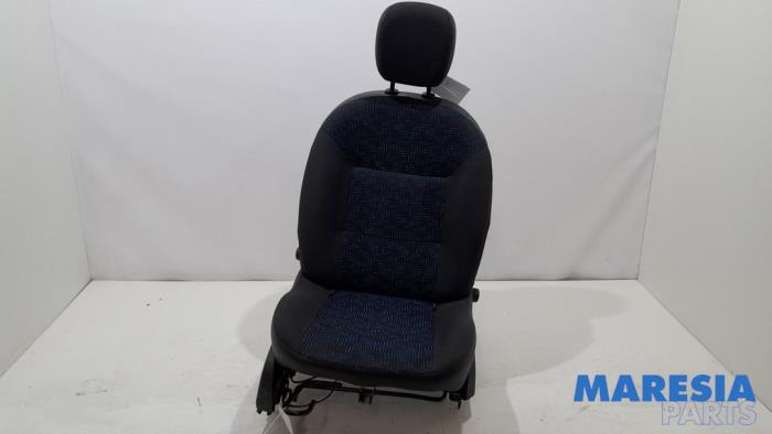 Używane Fotel prawy Renault Twingo II (CN) 1.2 Cena € 79,99 Procedura marży oferowane przez Maresia Parts