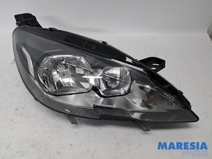 Używane Reflektor prawy Peugeot 308 SW (L4/L9/LC/LJ/LR) 1.2 12V e-THP PureTech 110 Cena € 175,00 Procedura marży oferowane przez Maresia Parts