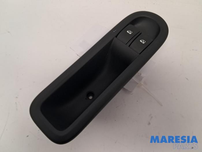 Usados Interruptor combinado de ventanillas Renault Twingo II (CN) 1.2 Precio € 25,00 Norma de margen ofrecido por Maresia Parts