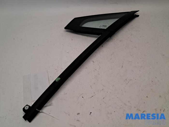 Usados Ventanilla triangular izquierda delante Renault Clio IV (5R) 0.9 Energy TCE 90 12V Precio € 40,00 Norma de margen ofrecido por Maresia Parts