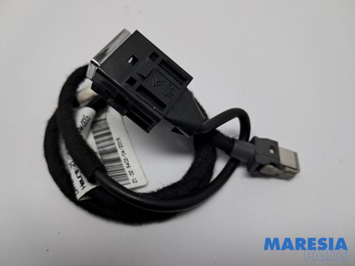 Używane Wtyczka USB Peugeot 308 SW (L4/L9/LC/LJ/LR) 1.2 12V e-THP PureTech 110 Cena € 17,50 Procedura marży oferowane przez Maresia Parts