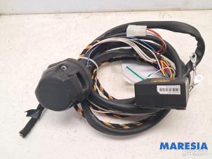 Usados Juego de cables de gancho de remolque Peugeot 308 SW (L4/L9/LC/LJ/LR) 1.2 12V e-THP PureTech 110 Precio € 100,00 Norma de margen ofrecido por Maresia Parts