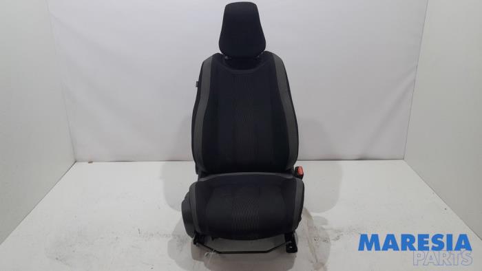 Używane Fotel prawy Peugeot 308 (L3/L8/LB/LH/LP) 1.2 12V e-THP PureTech 130 Cena € 140,00 Procedura marży oferowane przez Maresia Parts