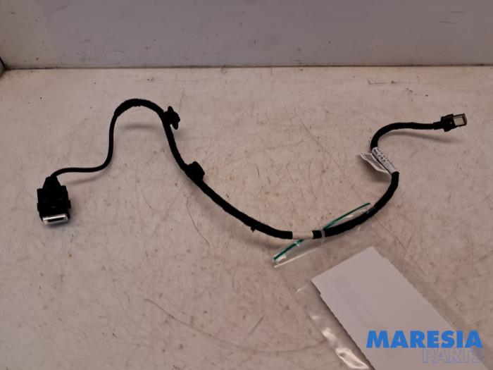 Używane Wtyczka USB Peugeot 308 (L3/L8/LB/LH/LP) 1.2 12V e-THP PureTech 130 Cena € 17,50 Procedura marży oferowane przez Maresia Parts