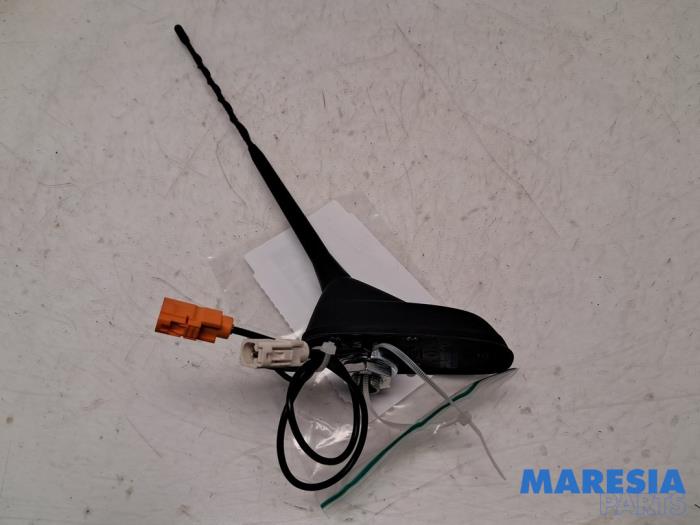 Begagnade Antenn Opel Corsa F (UB/UH/UP) 1.2 12V 75 Pris € 30,25 Inklusive moms erbjuds av Maresia Parts