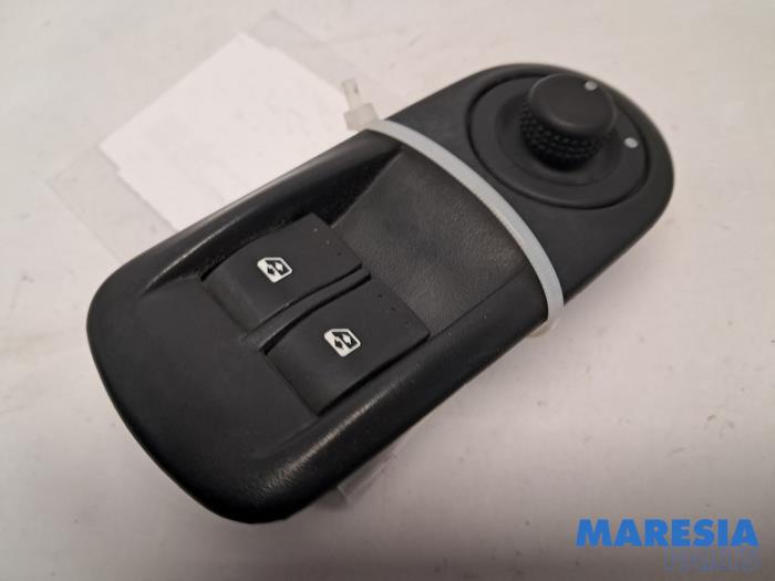 Usados Interruptor combinado de ventanillas Renault Trafic New (FL) 2.0 dCi 16V 115 Precio € 36,30 IVA incluido ofrecido por Maresia Parts