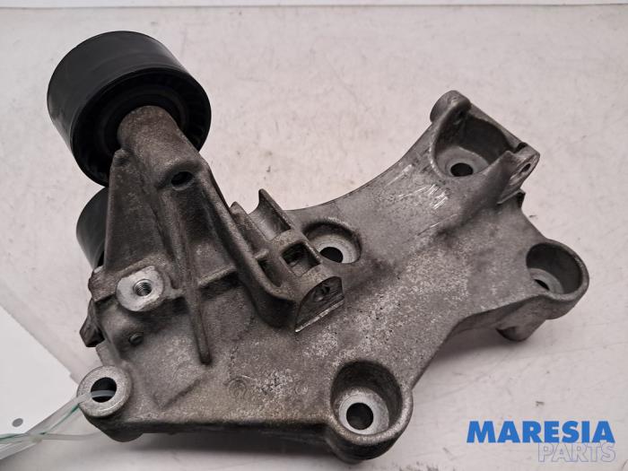 Usagé Support dynamo haut Renault Trafic (1FL/2FL/3FL/4FL) 1.6 dCi 95 Prix € 42,29 Prix TTC proposé par Maresia Parts