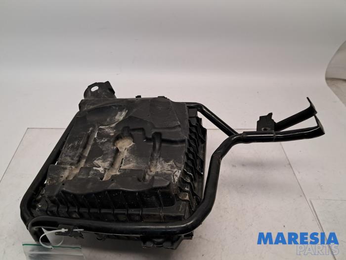 Begagnade Luftfilterhus Renault Trafic New (FL) 2.0 dCi 16V 115 Pris € 42,34 Inklusive moms erbjuds av Maresia Parts