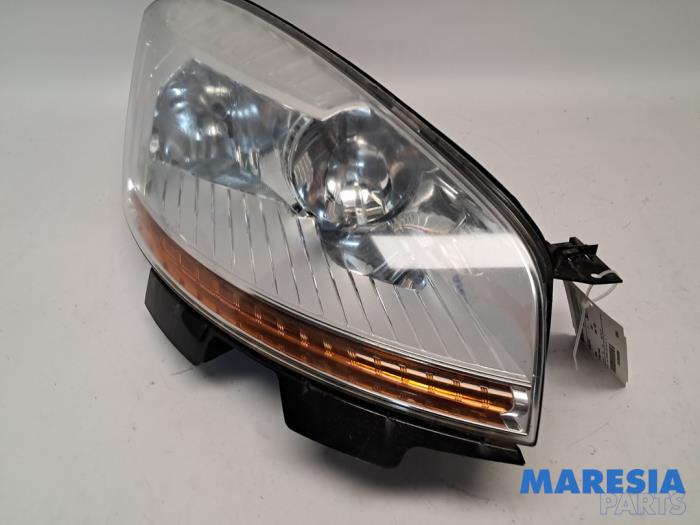 Używane Reflektor prawy Citroen C4 Grand Picasso (UA) 2.0 16V Autom. Cena € 144,99 Procedura marży oferowane przez Maresia Parts