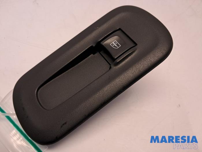 Usados Interruptor de ventanilla eléctrica Renault Master III (EV/HV/UV/VA/VB/VD/VF/VG/VJ) 2.3 dCi 145 16V FWD Precio € 18,15 IVA incluido ofrecido por Maresia Parts