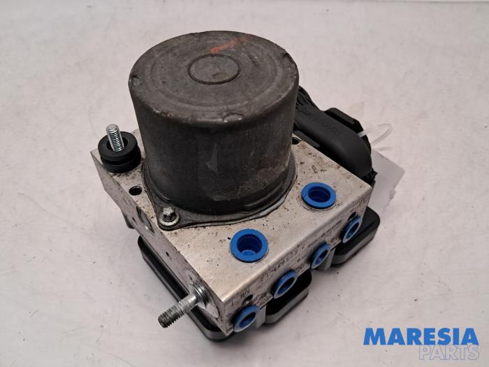 Begagnade ABS-pump Renault Master III (EV/HV/UV/VA/VB/VD/VF/VG/VJ) 2.3 dCi 145 16V FWD Pris € 393,25 Inklusive moms erbjuds av Maresia Parts