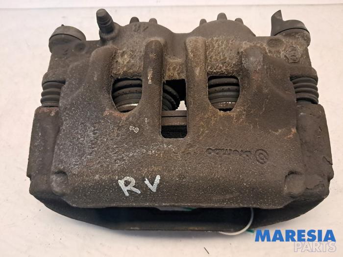 Begagnade Främre bromsok, höger Renault Master III (EV/HV/UV/VA/VB/VD/VF/VG/VJ) 2.3 dCi 145 16V FWD Pris € 78,64 Inklusive moms erbjuds av Maresia Parts