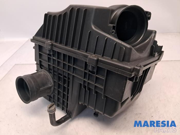Begagnade Luftfilterhus Renault Master III (EV/HV/UV/VA/VB/VD/VF/VG/VJ) 2.3 dCi 145 16V FWD Pris € 48,40 Inklusive moms erbjuds av Maresia Parts