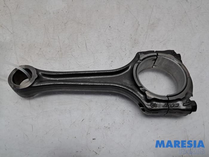 Używane Korbowód Alfa Romeo MiTo (955) 1.4 Turbo 16V Cena € 45,00 Procedura marży oferowane przez Maresia Parts