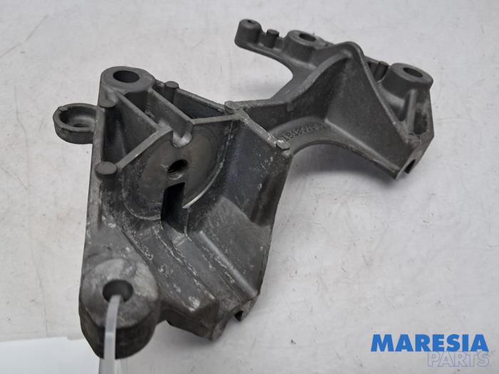 Usagé Support dynamo haut Renault Clio IV Estate/Grandtour (7R) 0.9 Energy TCE 90 12V Prix € 24,99 Règlement à la marge proposé par Maresia Parts