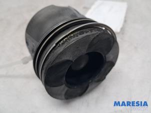 Kolben van een Fiat Doblo Cargo (263) 1.3 MJ 16V DPF Euro 5 2014