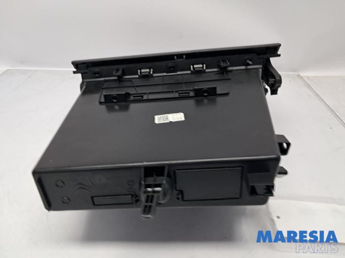 Begagnade Handskfack Peugeot Partner (EA//EF/EN/EU) 1.5 BlueHDi 100 Pris € 84,70 Inklusive moms erbjuds av Maresia Parts