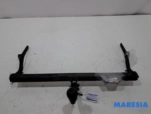 Begagnade Dragkrok Renault Captur (2R) 1.2 TCE 16V EDC Pris € 129,00 Marginaltabell erbjuds av Maresia Parts