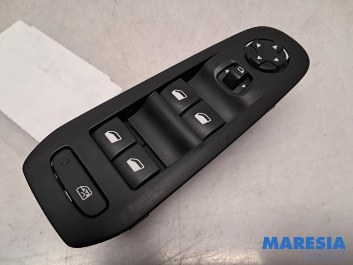 Usados Interruptor combinado de ventanillas Peugeot 308 SW (L4/L9/LC/LJ/LR) 1.6 BlueHDi 120 Precio € 35,00 Norma de margen ofrecido por Maresia Parts