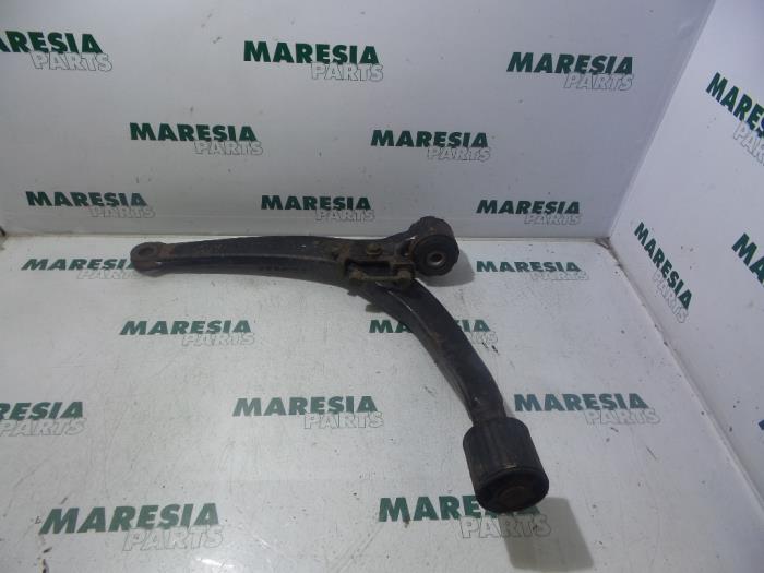 Front lower wishbone, left from a Peugeot 607 (9D/U) 2.7 HDi V6 24V 2005