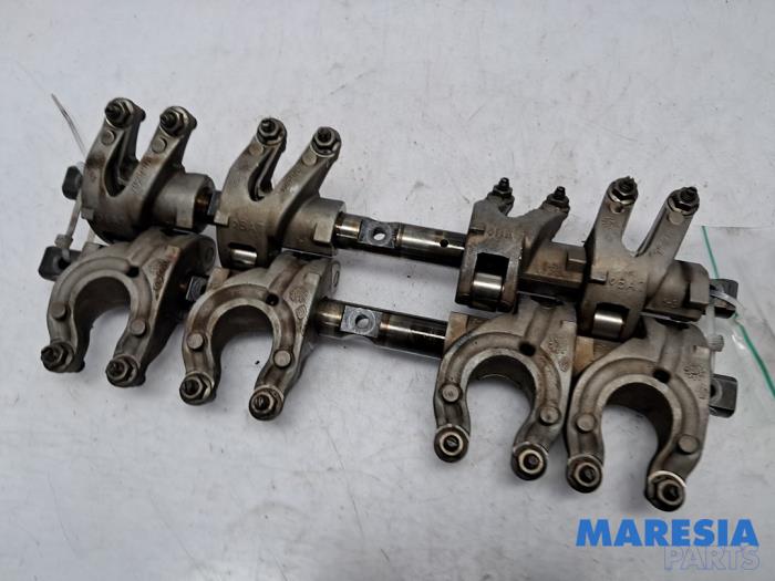 Usagé Axe culbuteur Renault Twingo II (CN) 1.2 16V Prix € 89,00 Règlement à la marge proposé par Maresia Parts