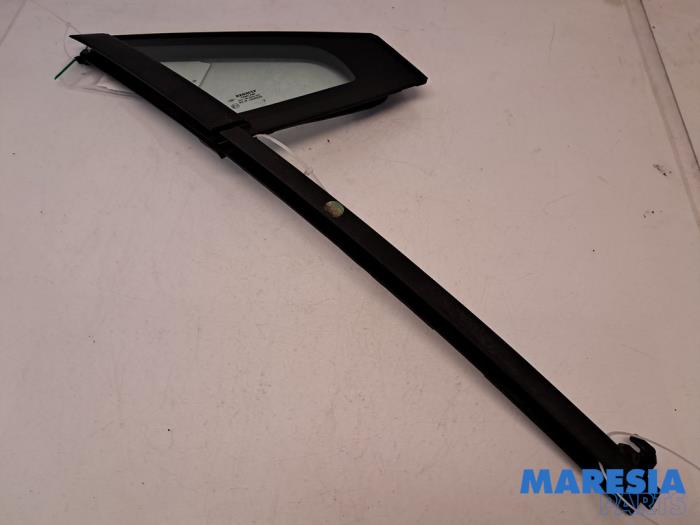 Usados Ventanilla triangular derecha delante Renault Clio IV Estate/Grandtour (7R) 0.9 Energy TCE 12V Precio € 40,00 Norma de margen ofrecido por Maresia Parts