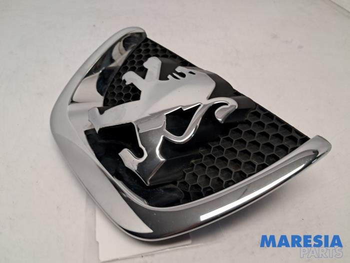 Begagnade Emblem Peugeot 207/207+ (WA/WC/WM) 1.4 16V VTi Pris € 17,50 Marginaltabell erbjuds av Maresia Parts