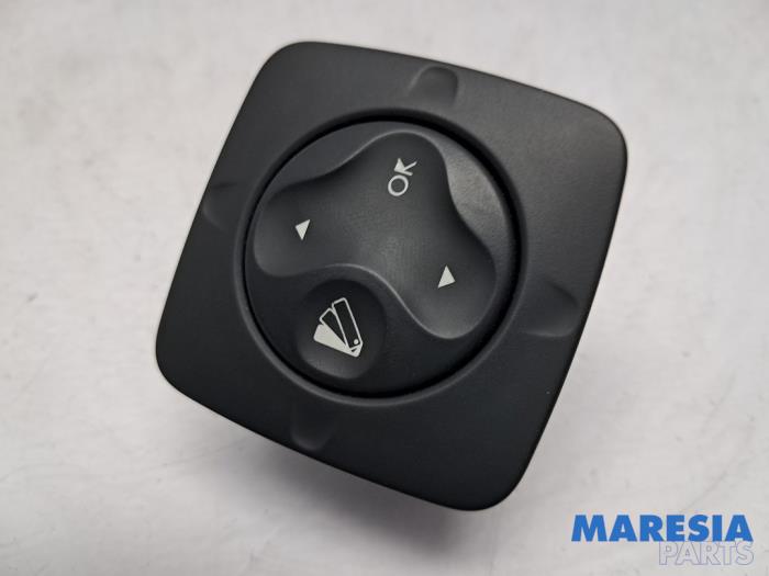 Used On-board computer controller Renault Scénic III (JZ) 1.6 Energy dCi 130 Price € 15,00 Margin scheme offered by Maresia Parts