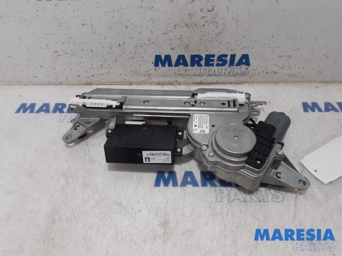 Używane Silnik tylnej klapy Peugeot 508 SW (8E/8U) 2.2 HDiF 16V GT Cena € 262,50 Procedura marży oferowane przez Maresia Parts