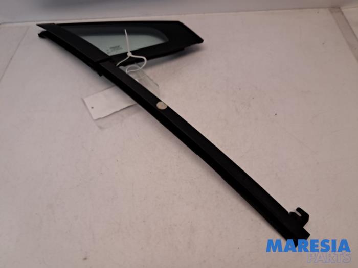Usados Ventanilla triangular derecha delante Renault Clio IV Estate/Grandtour (7R) 0.9 Energy TCE 12V Precio € 40,00 Norma de margen ofrecido por Maresia Parts