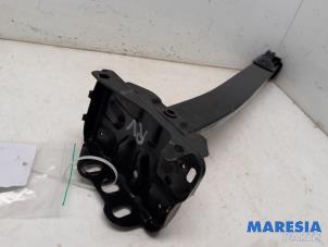 Begagnade Främre gaffelbensstöd, höger Peugeot 3008 II (M4/MC/MJ/MR) 1.2 12V e-THP PureTech 130 Pris € 40,00 Marginaltabell erbjuds av Maresia Parts