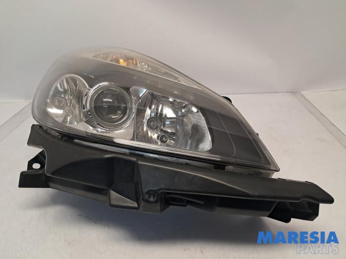 Używane Reflektor prawy Renault Clio III Estate/Grandtour (KR) 1.2 16V TCE 100 Cena € 89,99 Procedura marży oferowane przez Maresia Parts