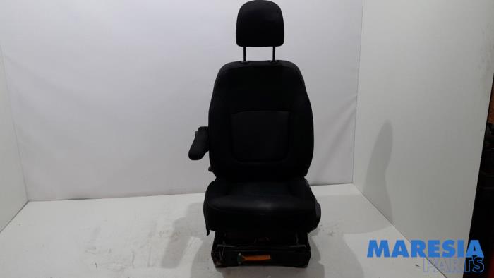 Używane Fotel lewy Renault Trafic (1FL/2FL/3FL/4FL) 1.6 dCi 125 Twin Turbo Cena € 222,34 Z VAT oferowane przez Maresia Parts
