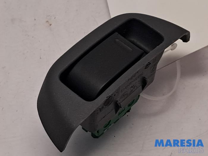 Używane Przelacznik combi okienny Peugeot 107 1.0 12V Cena € 15,00 Procedura marży oferowane przez Maresia Parts