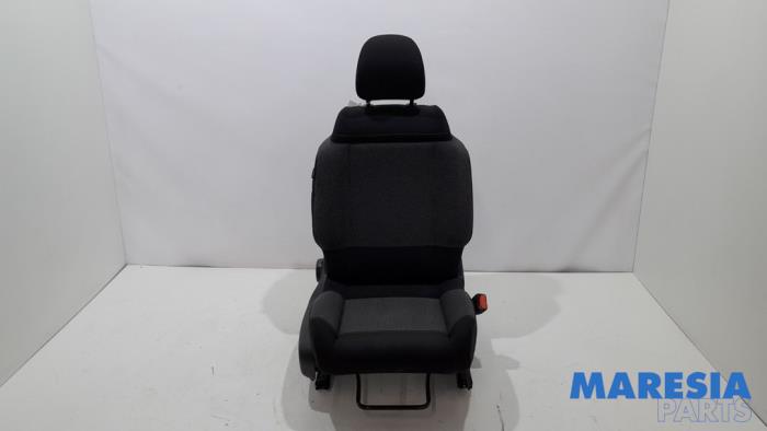 Używane Fotel prawy Citroen C3 (SX/SW) 1.2 Vti 12V PureTech Cena € 149,95 Procedura marży oferowane przez Maresia Parts