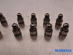 Ventilstößel van een Peugeot 308 (L3/L8/LB/LH/LP) 1.6 16V THP 2014